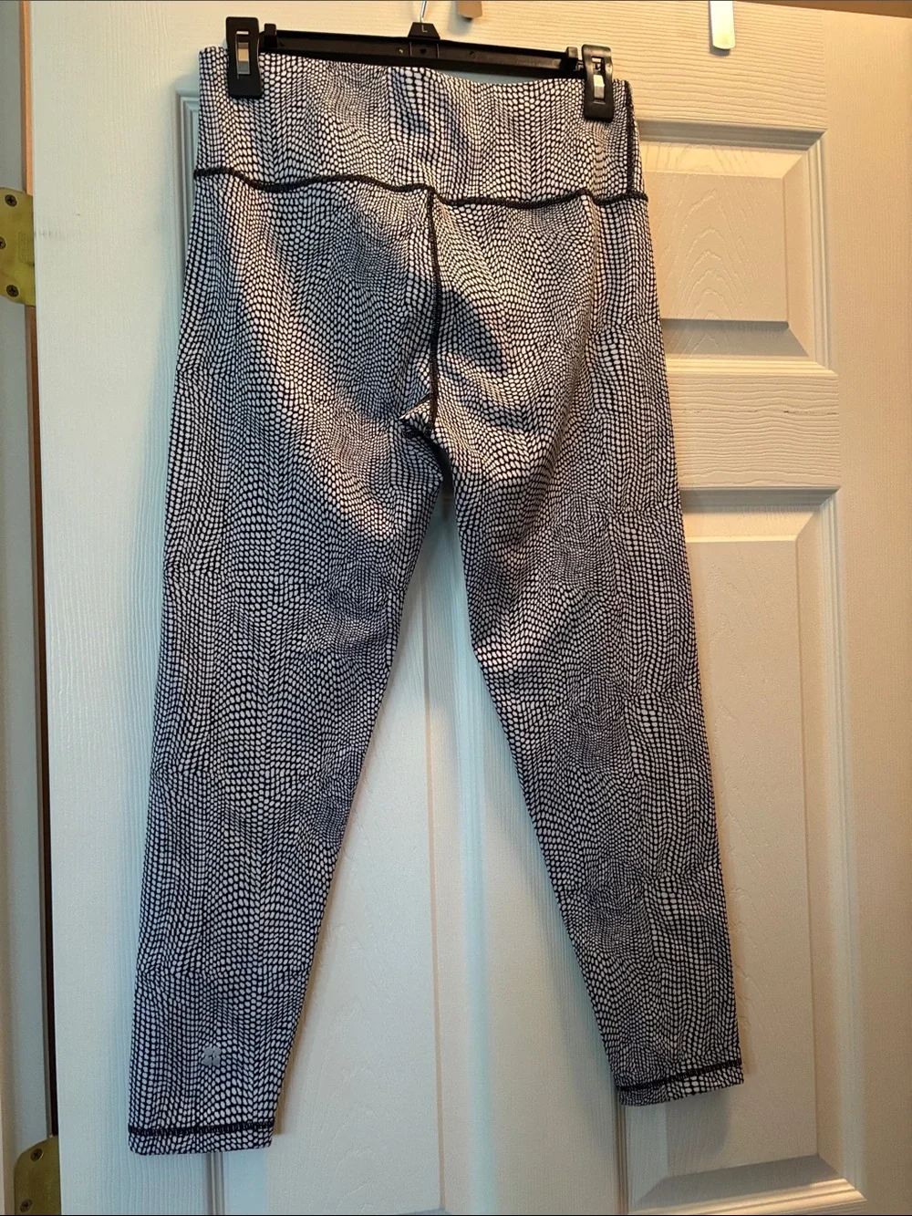 EUC Sweaty Betty Black and White Patterned Leggings 7/8 length